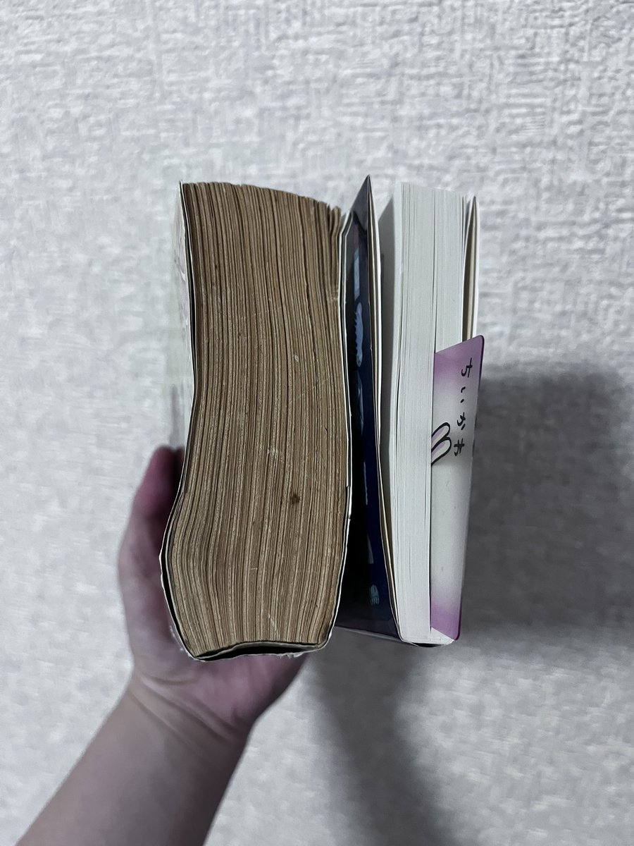 sshan_ho's tweet photo. おかんに
「最近小説読んでるねん。なんかオススメない？」って言ったら
昔読んでたやつもらったの

…分厚すぎん？？？

生きてる間に読み切れるか心配なる太さです

映画多分見たことあるけど
ほとんど覚えてないから楽しみ！ https://t.co/T8f7sJRxFR