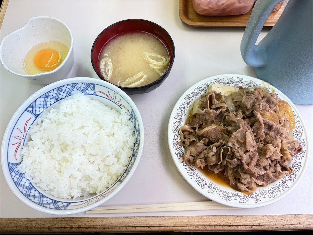SteinsGateBraun's tweet photo. Steins;Gate Restaurants Tier 1

① Gyudon Specialty Shop Sambo
3-14-4 Sotokanda, Chiyoda-ku, Tokyo

Okabe ordered the “お皿 o-sarah” (a plate of beef).
Kurisu ordered a ”牛丼 gyudon” (beef bowl).

You can get a filling meal here for around $7 USD.

 #steinsgate https://t.co/OdUQi1zgIh