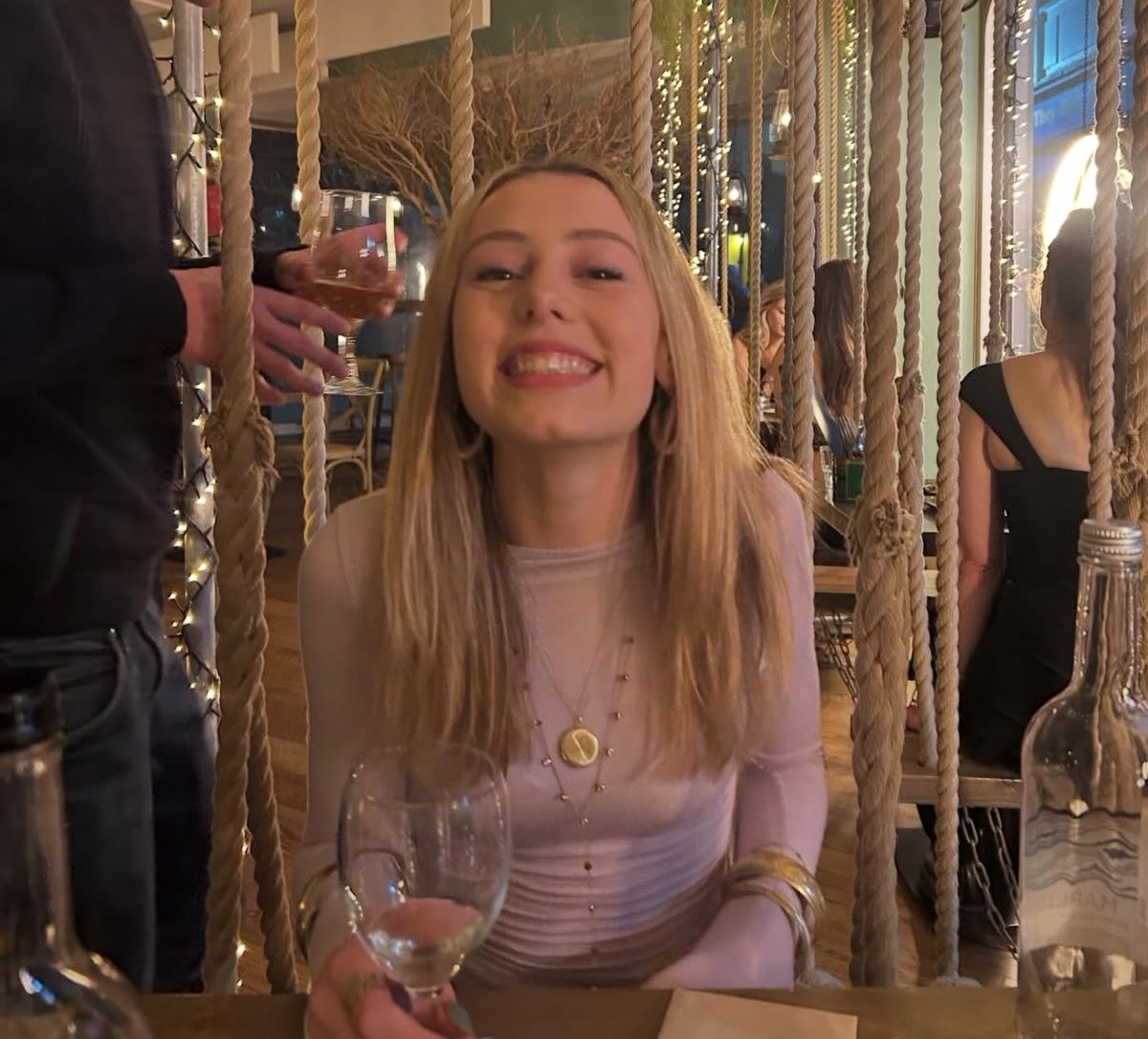 dumbbopsimp's tweet photo. her little tits are so on display here, if she sat across from me like this id cum all over her perfect smile🤤 https://t.co/3NPASeogPO