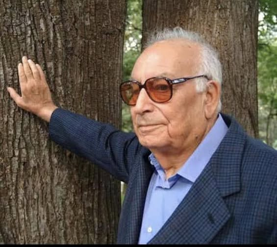 TOPRAK_2_'s tweet photo. Anadolu’da kurtlar bir belalıdır demiş ve devam etmiş  büyük usta Yaşar Kemal 
Bir kurt, koyun veya keçi sürüsüne dalar…
Sadece bir tanesini alır götürür ancak bütün sürüyü parçalar…
Kurt dalmış sürüden artık hayır yoktur...
Koyundan, keçiden başka geçimi olmayan Anadolu köylüsü, eğer sürüsüne böylesine kurt girmişse çöker, biter, açlıkla karşı karşıya kalır…
Bu nedenle kurt gittikten sonra, sabah olduğunda sürü sahipleri gördükleri manzara karşısında donar kalır ve içleri kurda karşı kinle, öfkeyle dolar…
Bu durumda köylü, kurttan öcünü almak ister…
Atlarına binerler, köpeklerini, iplerini alırlar, kurt av��na çıkarlar…
Kurtları intikam için diri yakalamaktır en büyük amaçları…
Usulünü de bilirler ve sonuçta kurtları diri diri yakalarlar…
Kin bağladıkları, öç almak istedikleri kurda bir fiske bile vurmazlar…
Kurdu hiç incitmezler…
Yalnız sağlam bir telle ya da kirişle kurdun boğazına bir çıngırak takarlar ve kurdu okşayarak, sırtını sıvazlayarak ve sevecenlikle öperek salıverirler…
Boğazı çıngıraklı kurt sevinerek, koşarak ayrılır köylülerden…
Ancak çıngıraklı kurt hiçbir canlıya yaklaşamaz çünkü çıngırak sesini duyan her hayvan önceden kaçar, kurt ise boğazında çıngırak, bozkırlar boyunca, dağlar boyunca boşu boşuna koşar durur…
Sonunda kurt dağlarda açlıktan önce yavaş yavaş zayıflar, sonra zayıflıktan güçsüz düşer ve sonunda bağıra, bağıra, bağıra ölür…
Bu, insan aklına gelen işkencelerin, zulümlerin en korkunçlarından birisidir…
Kurt ancak aç kalınca anlar boynuna çıngırak geçirilirken kendisini okşayanların, sırtını sıvazlayanların ve kendisini sevencenlikle öpenlerin niyetini…
Ancak çoktan iş işten geçmiştir…
Yaşar Kemal, zilli kurt