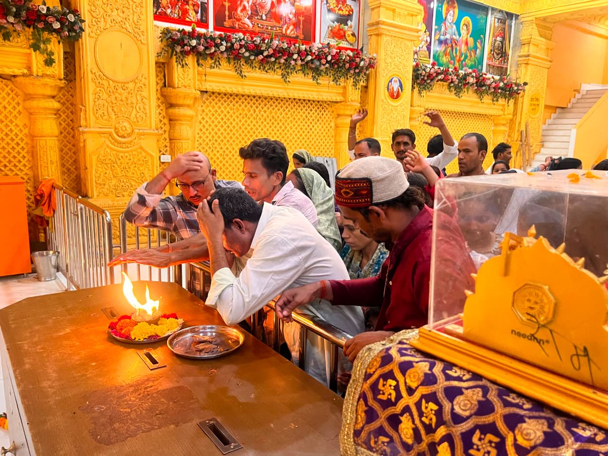 bageshwardham's tweet photo. गुरु पूर्णिमा महोत्सव पर भिवंडी, मुंबई में हजारों श्रद्धालुओं ने श्रद्धापूर्वक पादुका पूजन किया और बालाजी सरकार के दिव्य दर्शन कर गुरु कृपा का लाभ प्राप्त किया। पूरा परिसर भक्ति, आस्था और जयघोषों से गुंजायमान रहा। https://t.co/kaKpJil3jo