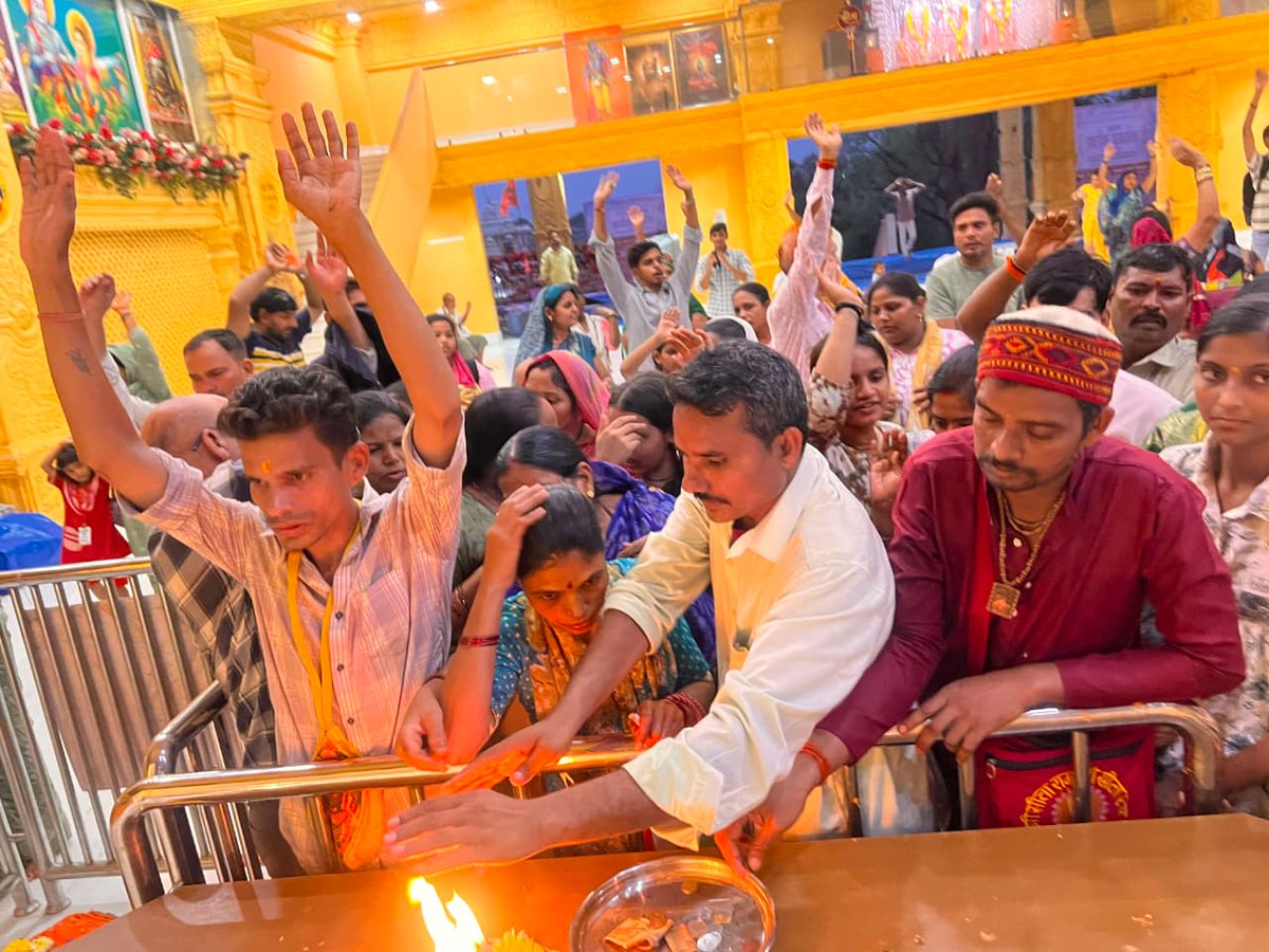 bageshwardham's tweet photo. गुरु पूर्णिमा महोत्सव पर भिवंडी, मुंबई में हजारों श्रद्धालुओं ने श्रद्धापूर्वक पादुका पूजन किया और बालाजी सरकार के दिव्य दर्शन कर गुरु कृपा का लाभ प्राप्त किया। पूरा परिसर भक्ति, आस्था और जयघोषों से गुंजायमान रहा। https://t.co/kaKpJil3jo