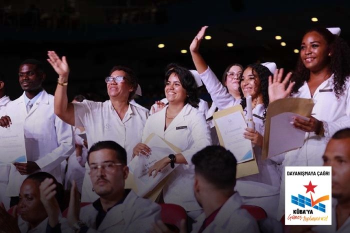kubadostluk's tweet photo. “Biz dünyaya bomba göndermiyoruz, doktor gönderiyoruz.” Fidel 

Havana Tıp Bilimleri Üniversitesi’nde düzenlenen törende 1899 yeni sağlık emekçisi mezun oldu. Karl Marx Tiyatrosu’nda beyaz önlüklerini giyen 1160 doktor, 82 diş hekimi ve yüzlerce sağlık çalışanı, yalnızca mesleklerini değil; halka hizmet etme sorumluluğunu da devraldı.

Bu gençler sahaya bugün çıkmıyor. Pandemi döneminde, gönüllü çalışmalarda ve toplum sağlığı hizmetlerinde zaten en önde yer alan bir kuşağın temsilcileri. Küba’da sağlık eğitimi, bilgi kadar dayanışma, fedakârlık ve enternasyonalizm demek.

Bugün çok zorlu koşullar altında bile 73 farklı ülkenin yoksul çocuklarını kendi ülkelerine dönerek sağlık hizmeti sunmaları için yetiştiren Küba ile dayanışmayı büyütmek bizim elimizde.

Sen de bu dayanışmanın bir parçası ol ve Küba’ya Güneş Topluyoruz kampanyasına destek ver. ✊☀️

JOSE MARTİ KÜBA DOSTLUK DERNEĞİ 
Remzi Oğuz Arık Mahallesi, Büklüm Caddesi, No: 38/7, 06680, Çankaya Ankara  

TÜRKİYE İŞ BANKASI 
Şube Adı: Meşrutiyet 
Şube Kodu: 4213 
SWIFT Kodu: ISBKTRIS  

TL HESABI 
Hesap No: 1250379 
IBAN: TR98 0006 4000 0014 2131 2503 79  

USD HESABI 
Hesap No: 1098551 
IBAN: TR02 0006 4000 0024 2131 0985 51  

EURO HESABI 
Hesap No: 1098584 
IBAN: TR81 0006 4000 0024 2131 0985 84

*Ankara Valiliği izni ve 06.2026.4513 faaliyet numarası ile

#Cuba #CubaSalvaVidas
#100AñosConFidel #Fidelle100Yıl #CubaNoEstaSola #CubaVencera

@siempreconcuba @Embacuba_Turqui @CubaMINREX 
@PresidenciaCuba