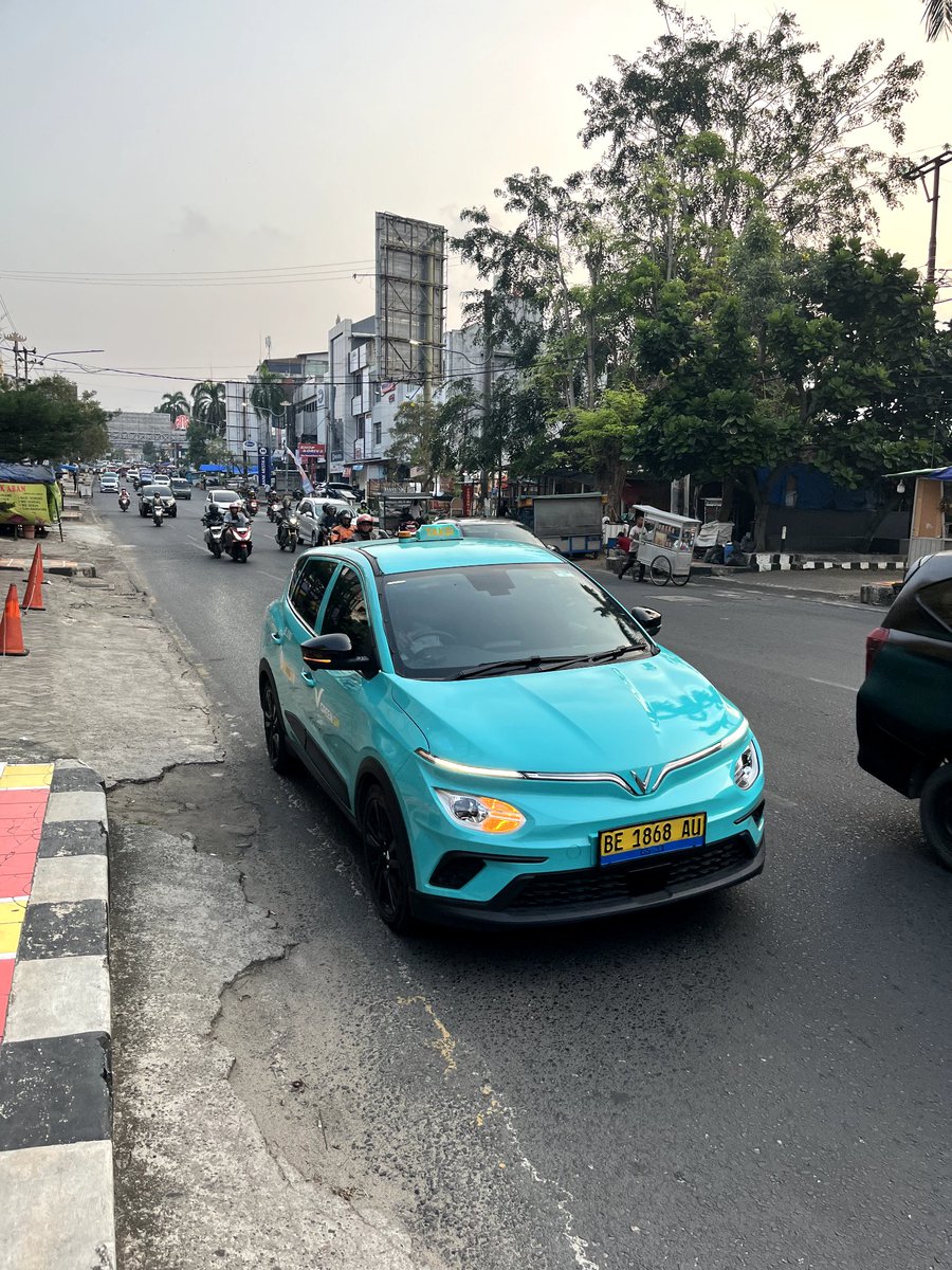 MariaLourdesia's tweet photo. Lampung siang-siang emang bikin keringetan. Makanya tiap mau pergi, yang dicari pertama bukan cuma kendaraan... tapi AC yang beneran dingin. Untung GreenSM selalu jadi penyelamat. Masuk mobil langsung adem, eh masih sering dapet promo juga https://t.co/YPu4zcLAc2