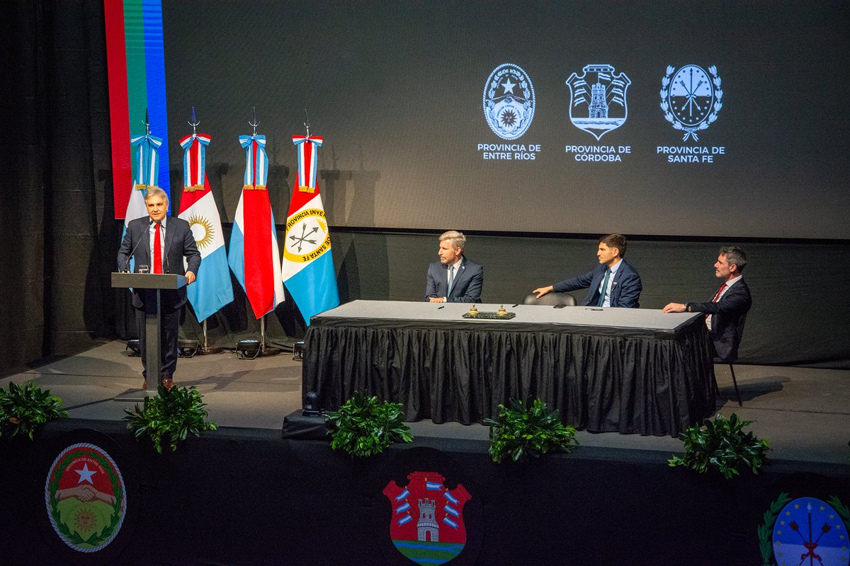 carlosmassei's tweet photo. XIX Junta de Gobernadores de la Región Centro

En #SanFrancisco se realizó la nueva Junta de Gobernadores, donde Córdoba realizó el traspaso de la Presidencia Pro Témpore a Entre Ríos, en un encuentro encabezado por los gobernadores @MartinLlaryora, @frigeriorogelio y @maxipullaro.

Durante la jornada, los mandatarios ratificaron el compromiso de seguir fortaleciendo el trabajo conjunto entre #Córdoba, #SantaFe y #EntreRíos, impulsando una agenda común para potenciar el desarrollo del interior productivo y consolidar una mirada federal.

Como motor productivo del país, desde la @RegionCentroOf continuamos impulsando una agenda estratégica para el desarrollo, promoviendo junto al Foro de la Sociedad Civil, iniciativas vinculadas a la reducción de las retenciones, una nueva ley de biocombustibles, infraestructura, el fortalecimiento de la educación, la modernización del Estado, el desarrollo de la Hidrovía y políticas de seguridad.

Nuestra Región concentra el 25% del Producto Bruto Interno nacional y genera el 38% de las exportaciones argentinas, reflejando el enorme potencial de nuestros productores, pymes e industrias, que invierten, producen y generan empleo genuino en todo el país.

Al respecto, Martín Llaryora expresó: “Construir acuerdos más allá de las diferencias políticas, apostar al desarrollo, al empleo y al conocimiento, e invertir en infraestructura, es clave para que Córdoba siga generando oportunidades. Ese es el camino que compartimos en la Región Centro: una mirada que fortalece a nuestras provincias y aporta a una Argentina más federal”.

Además, quedó inaugurada la Casa de la Región Centro. Este nuevo espacio funcionará como punto de encuentro y coordinación entre las tres provincias, consolidando la integración regional y el trabajo conjunto para construir más oportunidades y desarrollo.

Junto a mis pares de la Mesa Ejecutiva de la Región Centro, @ClaudiaGiaccone y @atiliobenedetti, acompañamos esta jornada de trabajo, reafirmando nuestro compromiso con una integración regional que siga generando desarrollo y oportunidades para nuestras provincias.

También participaron de la jornada autoridades y funcionarios de las tres provincias, intendentes, legisladores, representantes de instituciones, acompañando un nuevo paso en el fortalecimiento de la integración regional.

#IntegradosParaCrecer