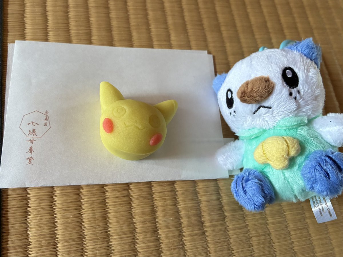 hm045049's tweet photo. 広島県立美術館でやってるポケモン工芸展に行ってきて、ポケモン茶席も参加してきました✨
工芸展はどれも感動する作品ばかりで見応え抜群！！
お茶席も丁寧な説明つきで初心者でも安心でした。
ピカチュウにも会えました！！
(ここぞのばかりBUMPのミュウTシャツで行きました！)

 #ポケモン工芸展 https://t.co/9CX0TCDr4p