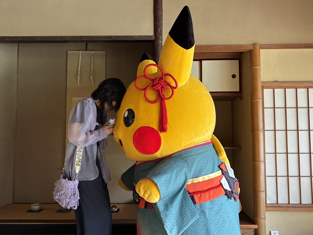 hm045049's tweet photo. 広島県立美術館でやってるポケモン工芸展に行ってきて、ポケモン茶席も参加してきました✨
工芸展はどれも感動する作品ばかりで見応え抜群！！
お茶席も丁寧な説明つきで初心者でも安心でした。
ピカチュウにも会えました！！
(ここぞのばかりBUMPのミュウTシャツで行きました！)

 #ポケモン工芸展 https://t.co/9CX0TCDr4p