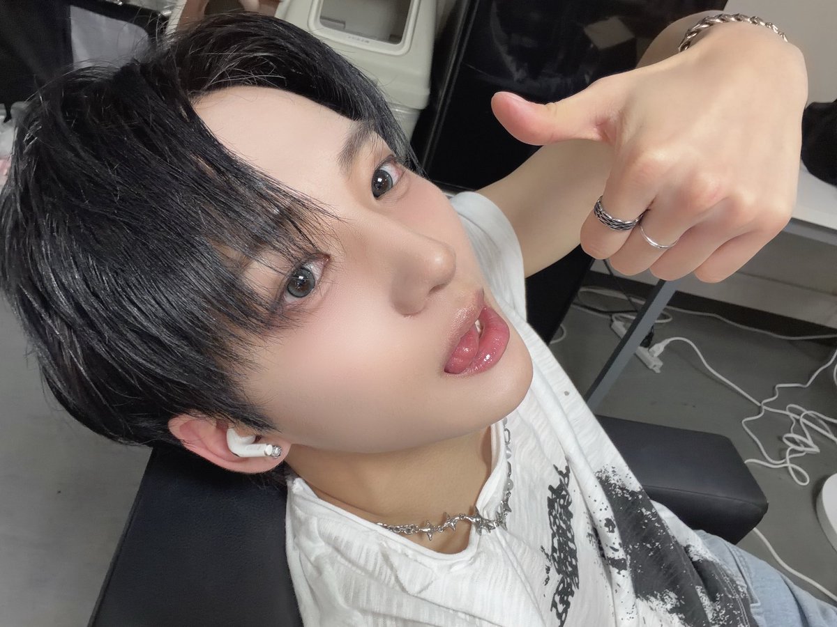xikers_official's tweet photo. [#민재] 정말 더운 날씨에도 불구하고 모두가 뛰어놀며 뜨거운 땀을 흘려준 SUMMER FES 무대가 무사히 끝났네요 로디! 또 오랜만에 많은 곡들로 로디랑 저희끼리만 모였던 자리이기도 하고 야외무대였던지라 공연 전부터 많이 들뜨고 설렜었습니다
  요즘 무대할 때 곡에 좀 더 몰입하고 싶어서 인이어를 양쪽 전부 다 낀 채로 하곤 했는데요, 소리가 귀에 가득 찰 수 있게 평균보다 크게 설정해두고 무대를 합니다 그래야 음악에 풍덩 빠진 느낌이 들어서 행복하거든요ㅎ 근데 오늘 첫 곡 오케이 첫 제 파트를 부르자마자 깜짝 놀랐어요 순간 인이어를 뺀 줄 알았거든요! 응원법과 함성 소리가 그 큰 음악 소리를 뚫고 제 귀를 타고 들어오니 ‘더운 날씨인 만큼 조절하자’고 다짐했던 제 맘이 바로 쓸모 없어져 버렸습니다ㅎㅎ
  무대를 하다 보면 ‘이렇게 노래하고 춤추다 죽어도 좋아’라는 생각이 들 때가 있어요(물론 그렇게 자주 느낄 수 있는 감정은 아닙니다ㅎ) 숨이 턱 끝까지 차있고 갈비뼈 사이가 저릿저릿해서 주저앉아버릴 것 같은 그 느낌을 사랑하는 건데, 꽤나 이해하기 어려운 일일 수도 있어요 저도 가끔 제가 좀 이상한가 싶기도 하니까요😵‍💫
  아무튼 여러분 덕분에 오늘 또 너무 행복한 무대를 하고 내려온 것 같아서 후련하고 마음이 들뜬 밤입니다ㅏ 부디 오늘 공연을 함께해 준 로디에게도 ‘덥지만 역시 싸이커스 보러 가길 잘했다’, ‘싸이커스와 함께인 여름이라면 기꺼이 뜨겁고 싶다‘라는 생각이 들었음 좋겠네요 저는 여러분과 함께인 이런 여름이라면 가슴 터지게 사랑해버릴 생각입니다
  전 여러분들과 눈과 호흡을 맞추며 신나게 춤추고 노래하는 그 순간이 너무 소중하고 좋아요 순간에 풍덩 빠져버리던, 열심히 기록하던, 각자 순간을 추억하는 방식이 다르다면 그 모든 방식 또한 사랑하구요 저에게도 행복한 순간을 또 하나 선물해 줘서 너무 고맙습니다 안온한 밤 보내길 바라요 로디! 사랑합니다🌕
#xikers #싸이커스