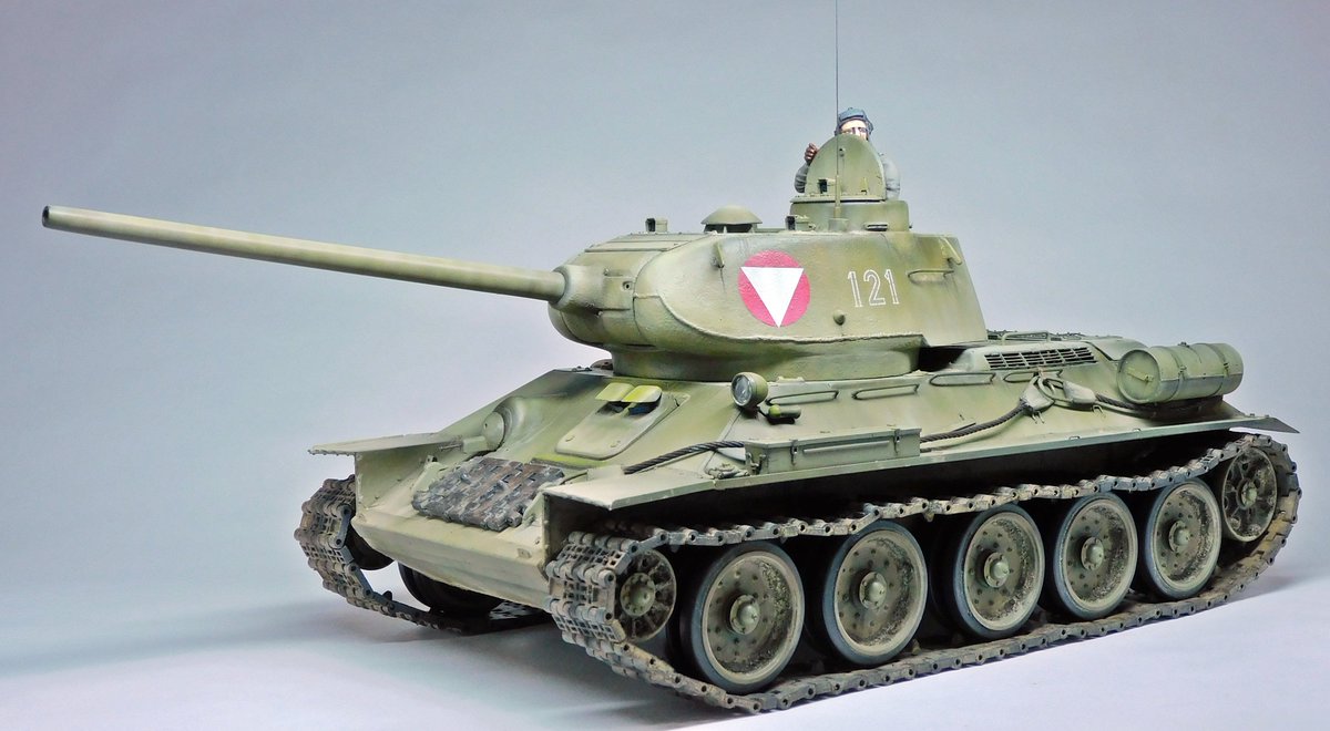 heygoro384's tweet photo. T-34/85 112工場　”オーストリア陸軍”　（1/25　タミヤ）

なんというかやり切った感がありますよね 
#今月作ったプラモ晒そうぜ https://t.co/NCwHimBfpN