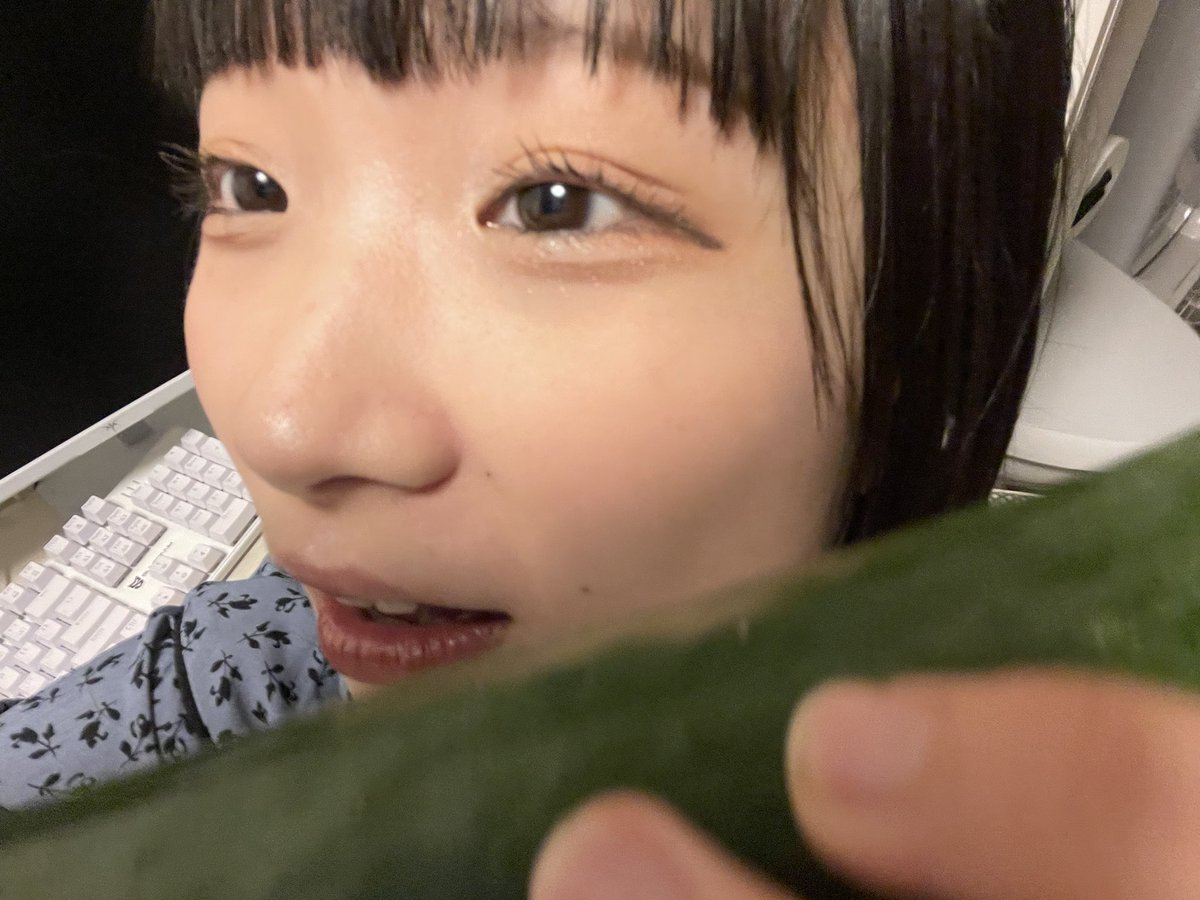 xvvlln's tweet photo. YouTubeのサムネにするなら何枚目がいい？ https://t.co/rtlpzlFB3B