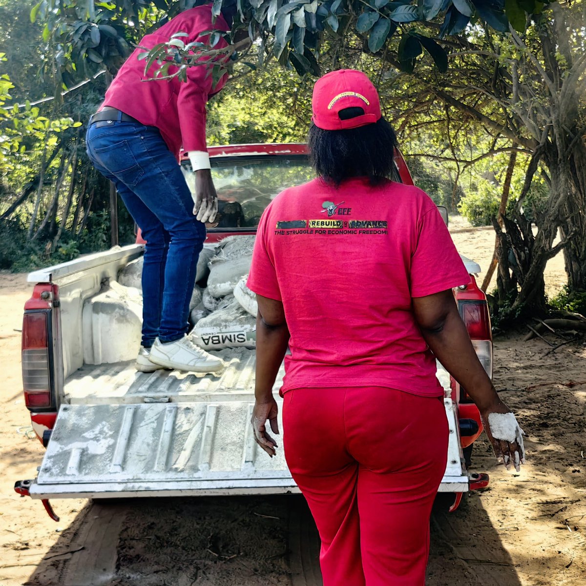 EFFKZN's tweet photo. ♦️In Pictures ♦️

Fighters from Mtubatuba Subregion led by Cllr Mandla shangase,  are on the ground, building a house for an indigent family from Ward 1. Cllr  Shangase has dedicated a service delivery day , where each week they identify families that are in need of assistance .

This act reaffirms the EFF's commitment to uplifting Black communities and restoring the dignity of our people.

#RegisterToVoteEFF