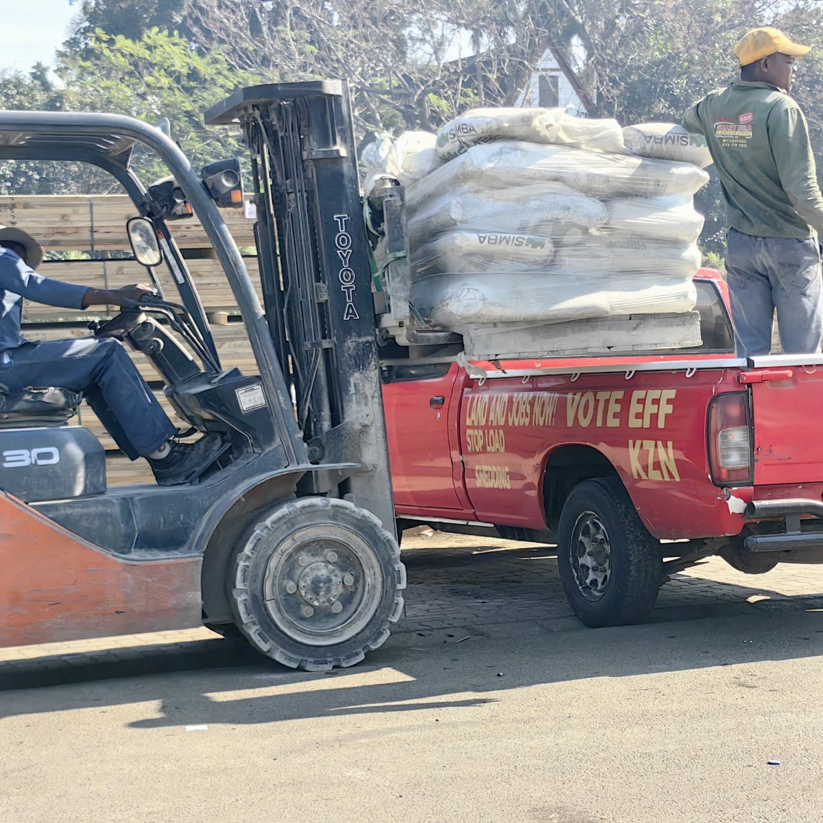 EFFKZN's tweet photo. ♦️In Pictures ♦️

Fighters from Mtubatuba Subregion led by Cllr Mandla shangase,  are on the ground, building a house for an indigent family from Ward 1. Cllr  Shangase has dedicated a service delivery day , where each week they identify families that are in need of assistance .

This act reaffirms the EFF's commitment to uplifting Black communities and restoring the dignity of our people.

#RegisterToVoteEFF