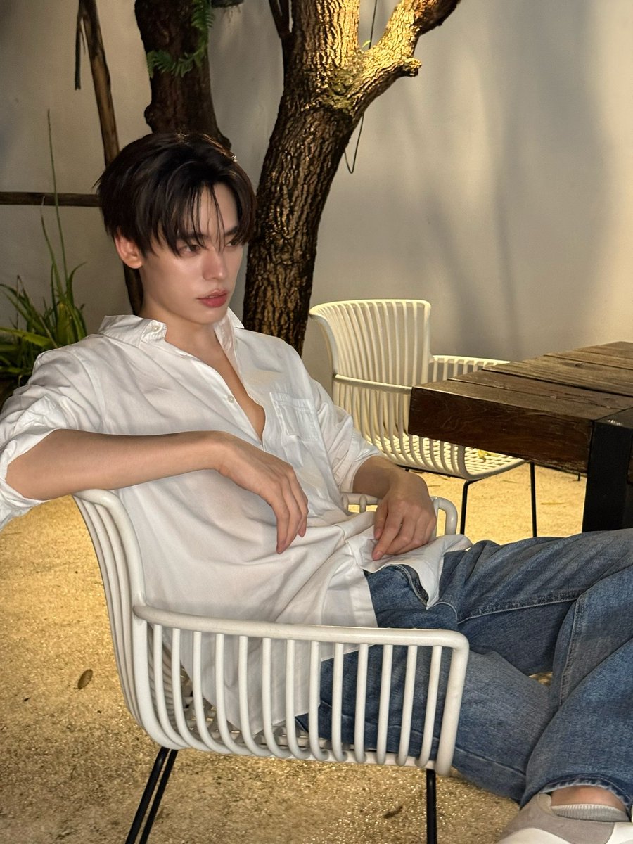 vspxy's tweet photo. “กระดุมหายไปไหนคะ”

“หายพร้อมเสื้อคลุมมึงไง” https://t.co/y3Ay94MAks