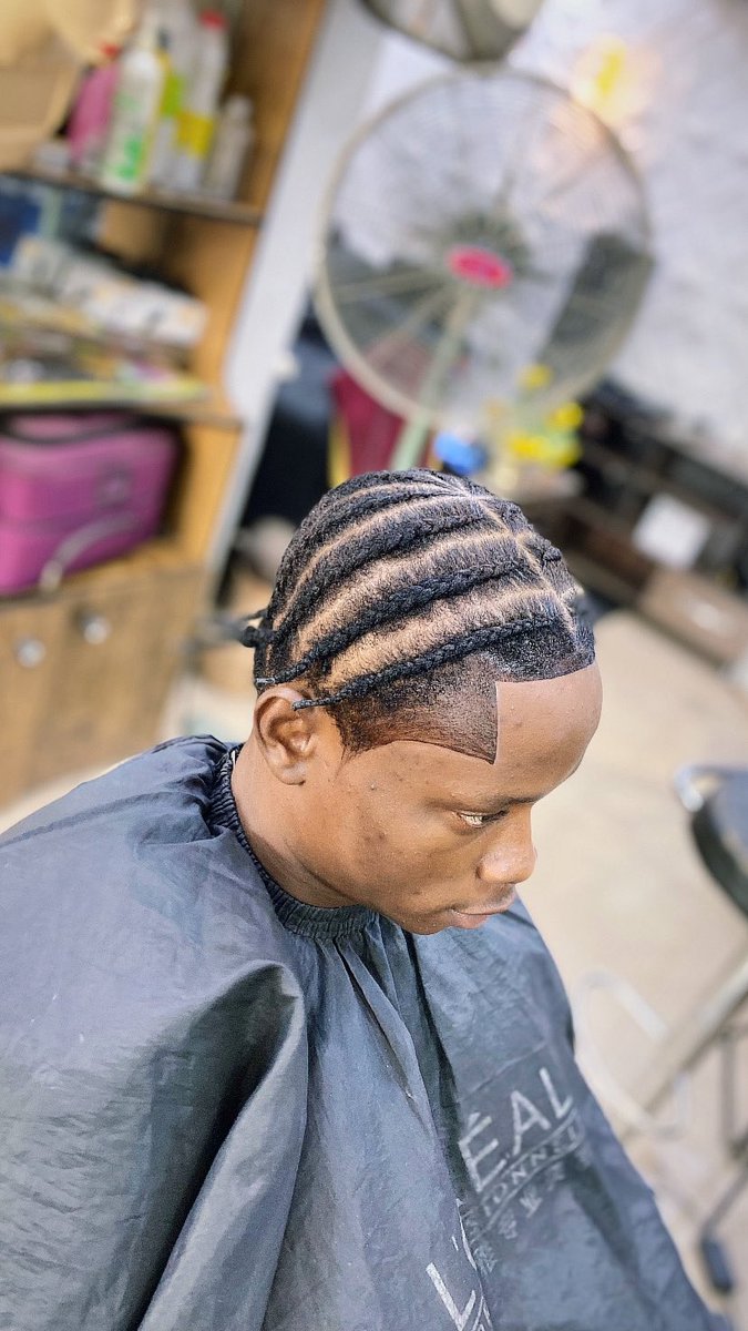 sammie_boi20's tweet photo. My barber too good 🤭🥹 https://t.co/KMHFaZYLUi
