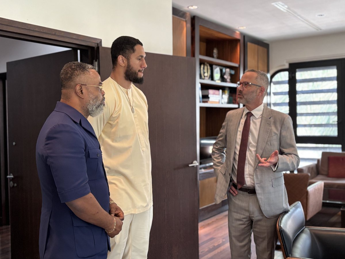 AmbaFranceRDC's tweet photo. 🥊L’Ambassade a eu le plaisir d’accueillir @TonyYoka, champion olympique de boxe !

Un moment chaleureux d’échange avec un athlète d’exception, dont l’histoire témoigne des relations profondes qui unissent la France et la République démocratique du Congo. 🇫🇷🇨🇩

Merci à Tony Yoka pour sa visite et ce beau moment  à l’Ambassade.