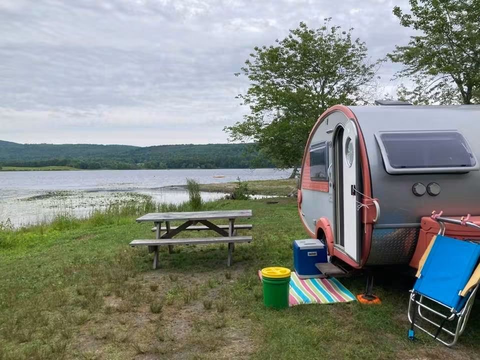 sistersonthefly's tweet photo. Wander Wednesday, with Sister Genie, off the beaten path. She camped at Sennebec Lake campground in Appleton, Maine. #sistersonthefly #wanderwednesday #thelargestwomensoutdooradventuregroup https://t.co/N4jUTWbJwE