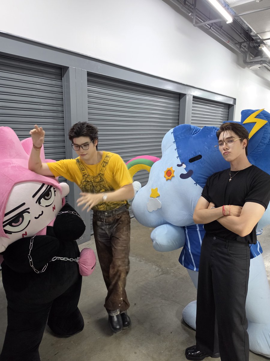 skywongraveee's tweet photo. ขอบคุณทุกคนที่มาหาสกาย นานิ สามาย นีออนด้วยนะครับ กลับบ้านไปกินยา เป่าผมให้แห้งด้วย รับทราบ?🫡

SKYNANI SMYLENEONA FANSIGN

#งานมหกรรมนิยายนานาชาติ2026xSkyNani https://t.co/0QPTpKFTlD