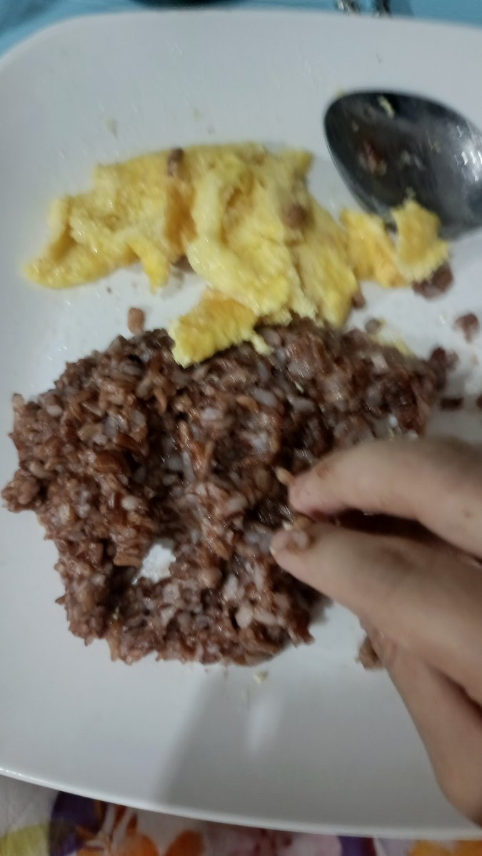 prettypreci0us's tweet photo. beras merah kali ini ga mengecewakan, sbrnya antara gw yg cara masaknya udh bener apa emg berasnya emg enak. tp ini beneran kaya nasi putih biasa ajaa rasanyaa, bedanya yg ini makan dikit aja udh kenyanh bgtt https://t.co/emtBf8ONRh