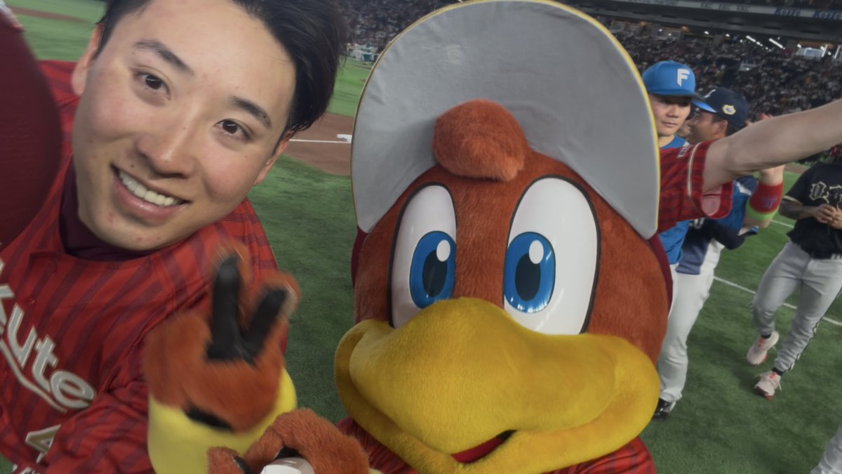 Rakuten__Eagles's tweet photo. #マイナビオールスターゲーム2026 第2戦

試合後にはクラッチくんと仲良く自撮り😉📸

2日間たくさんの応援をありがとうございました！

マイナビオールスターゲーム2026の様子は、後日YouTubeやSNSでお届けしますのでどうぞお楽しみに☝✨

#辰己涼介 #村林一輝 #藤平尚真
#RakutenEagles
#強鷲革新 https://t.co/PTASBnvKuj