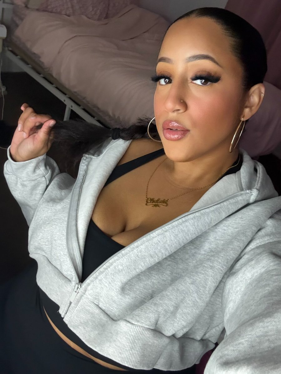 Chelziee's tweet photo. Happy hump day 🤍 https://t.co/QPkMEPiliJ