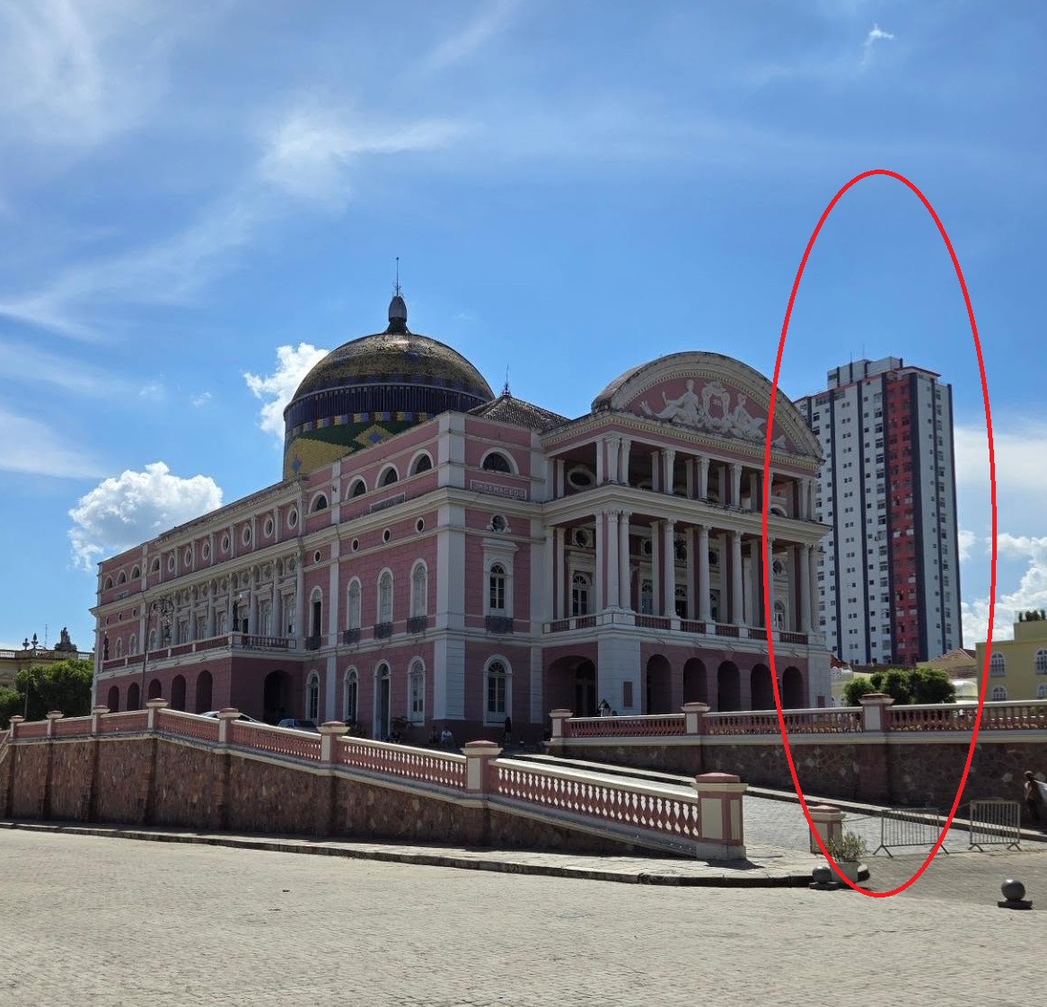 RealFreitas's tweet photo. Acho que eu vou morrer do coração e cedo. Não há uma vez que eu veja uma foto do Teatro Amazonas e que eu fique indignado quando aparece esse edifício Maximino Corrêa ao lado. Estraga todo o visual. Tinha que desabafar, kkkk. 😡😰 https://t.co/kX2oGZisTv