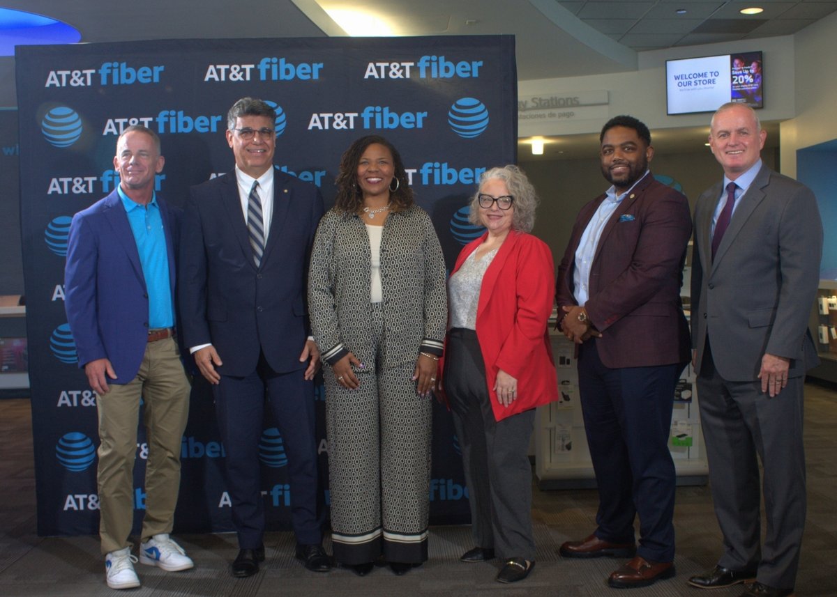 OrlDistrict2's tweet photo. Expanding broadband access means more opportunities for students, families, small businesses, and future employers. Proud to join AT&amp;T in celebrating another step toward a stronger, more connected Orlando. https://t.co/pGXz7K1eET