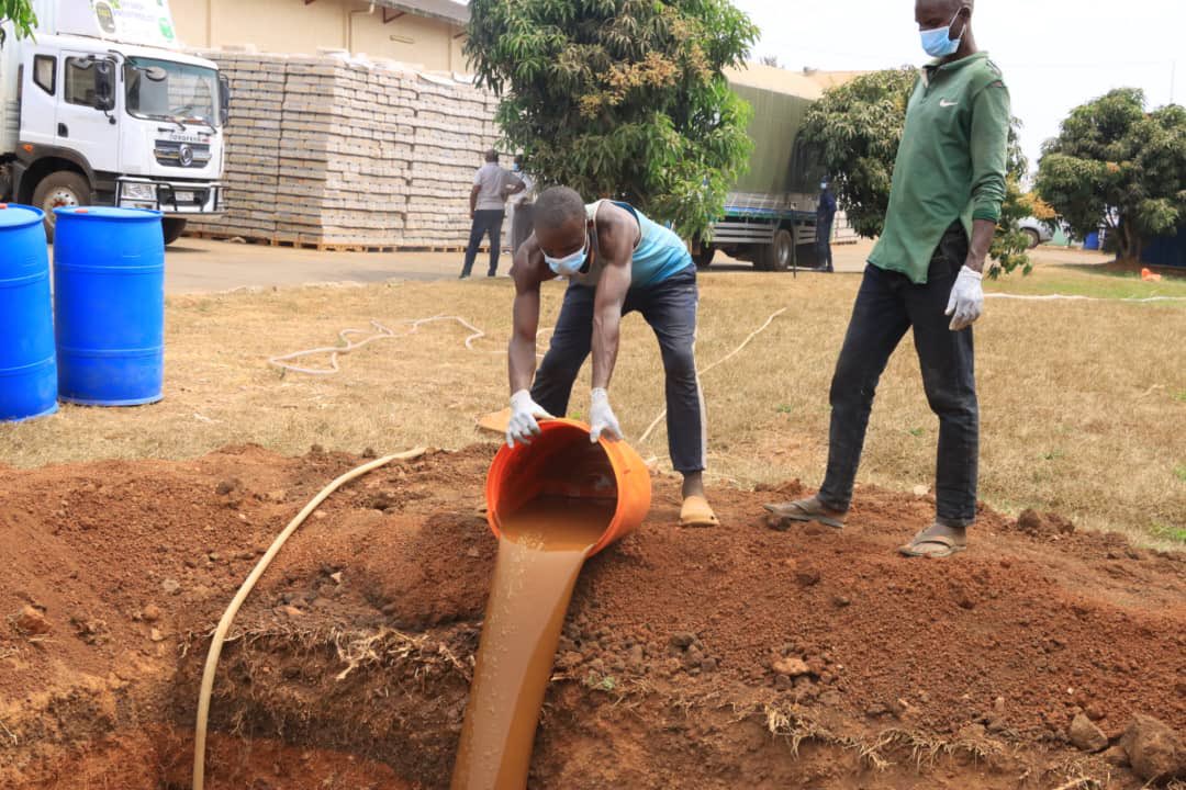 BugeseraDistr's tweet photo. kuri uyu wa Gatatu, i Ntarama hangijwe ibikoresho by'uruganda #SkyDropIndustriesLtd bitujuje ubuziranenge n'ibyarangije igihe cyo gukoreshwa mu gukora inzoga.
Iki gikorwa cyitabiriwe na Vice Mayor @umwalia9, inzego z'umutekano, n'itsinda ry'igihugu rishinzwe ubugenzuzi bw'inzoga. https://t.co/Ob349frjQZ
