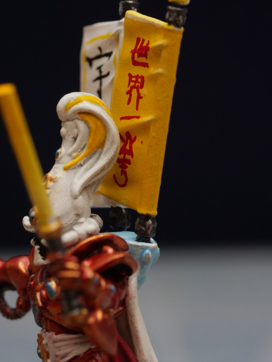 memorandum_j's tweet photo. アニバのアエルダリを塗装。せっかくだしハイライトなど色々練習。旗持ってたしオタク的な応援スタイルに見えたからつい出来心で…。右手はケーブルつながってるし高出力ライト的な。アエルダリのマークも手書きしてみたけど頭で隠れてしまった。
マントの模様も旗に書いてある言葉も他意はないよっ。 https://t.co/tKLexIFIym
