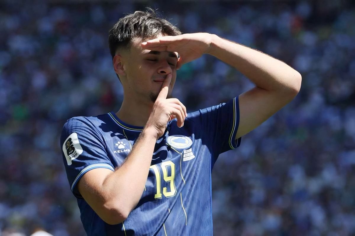juanito92x's tweet photo. Non tutte possono vincere la corsa per un giocatore con il Chelsea, benvenuto non so come cazzo ti chiami 🤍🖤 https://t.co/Y0ogOuLvTY