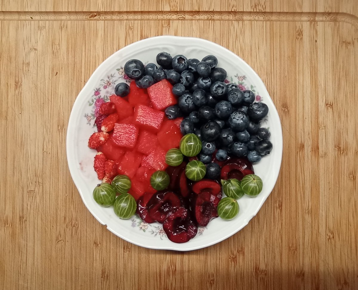 phil0castt's tweet photo. dostałam owocki od babci 
(~170kcal) https://t.co/z8eTM18Ksh