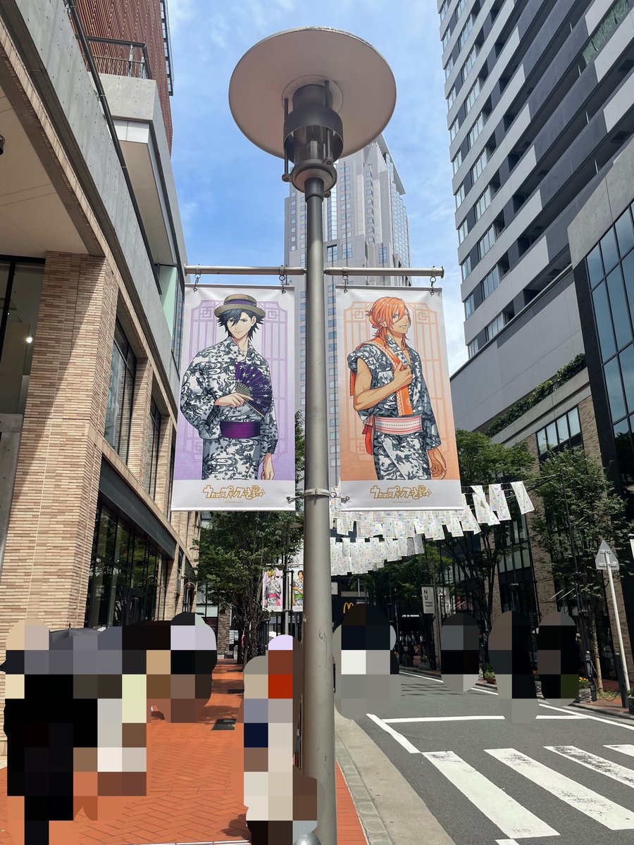 Cu0rz's tweet photo. 梅田の街中にプリンス達が居ることが嬉しい😭💜💙 https://t.co/JPmnpYAz06