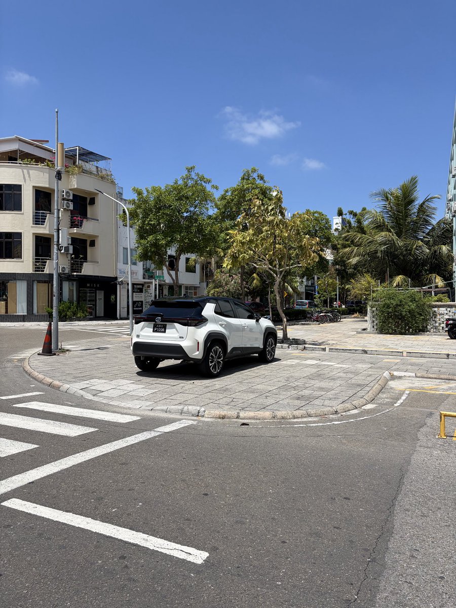 UKatheeb's tweet photo. Hulhumale hurihaa magu corner ehga car jahaafa onnanee- nuvithaakah pavement buffer/ road view buffer areas are all taken by vehicles. No action done by @hdcmaldives or @PoliceMv 
i have seen multiple accidents caused by this visual blockade created by car parking. 
Misuse of public space must end for the safety of everyone. @DriversAssocMV @taxidrivers_mv press release neren veenun meenunnah nurahkaa vaagothah garage hadhaigen noolhen? bodu balaaehnu mee @HDC_MD