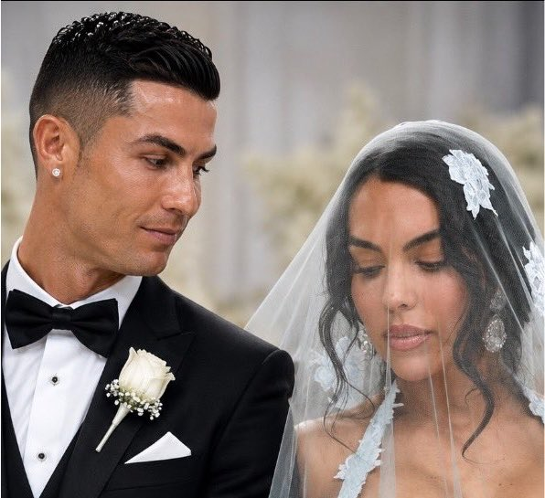 realmadridindo1's tweet photo. 🚨 Surat kabar Portugal:

Cristiano Ronaldo dan Georgina dijadwalkan menikah pada hari Sabtu ini pukul 19.00 di kawasan bersejarah Quinta da Regaleira, Portugal 💍😍 https://t.co/ewgVROz1Bq
