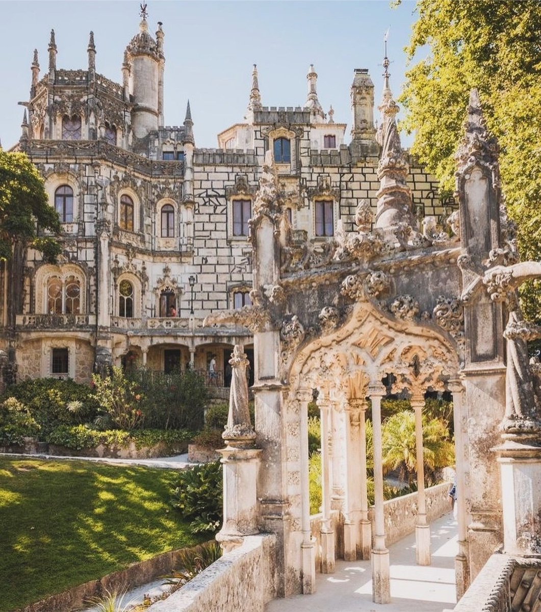 realmadridindo1's tweet photo. 🚨 Surat kabar Portugal:

Cristiano Ronaldo dan Georgina dijadwalkan menikah pada hari Sabtu ini pukul 19.00 di kawasan bersejarah Quinta da Regaleira, Portugal 💍😍 https://t.co/ewgVROz1Bq