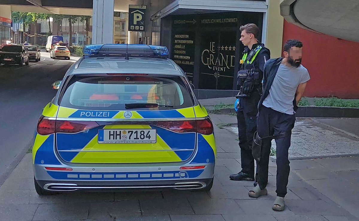 CrimeNewsHH's tweet photo. Zivilfahnder nehmen Autoaufbrecher am Küchgarten in Harburg fest. Der Türke (28) war bereits am Vortag wegen eines ähnlichen Delikt festgenommen worden, kam aber wieder auf freien Fuß. Nun kam er in U-Haft

Fotos: Lenthe Medien https://t.co/0xSUqqqXvP