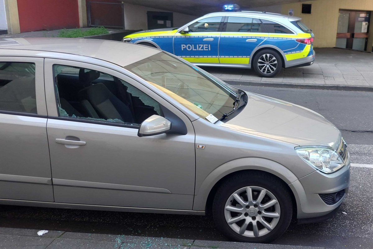 CrimeNewsHH's tweet photo. Zivilfahnder nehmen Autoaufbrecher am Küchgarten in Harburg fest. Der Türke (28) war bereits am Vortag wegen eines ähnlichen Delikt festgenommen worden, kam aber wieder auf freien Fuß. Nun kam er in U-Haft

Fotos: Lenthe Medien https://t.co/0xSUqqqXvP