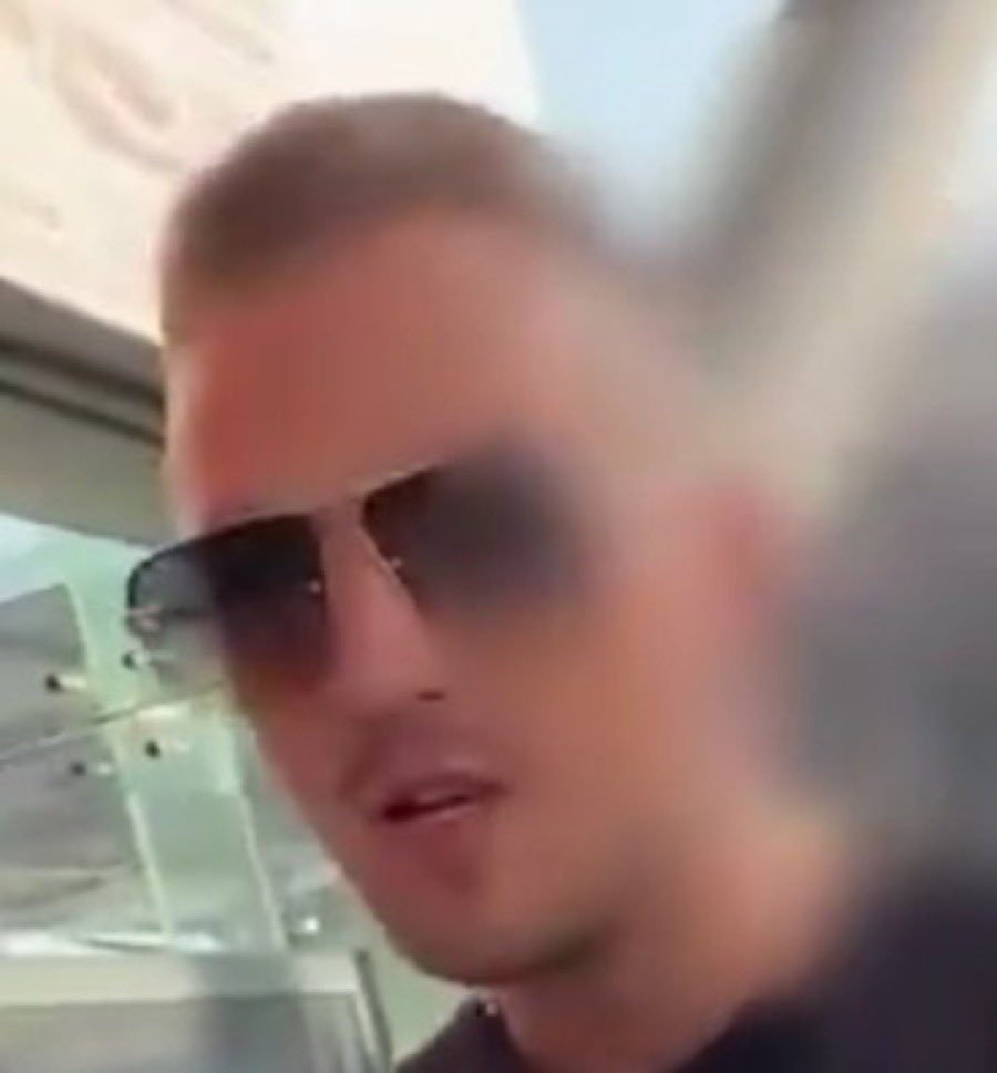 PaniNaSzpilkach's tweet photo. @Policja_Krakow 
zdjęcie mężczyzny z nagrania.
Atak słowny + fizyczny na Ukrainkę na lotnisku Kraków-Balice 28.07 (lot z Malagi).  
Lista  pasażerów i zdjęcia z dokumentów – proszę o identyfikację i reakcję. https://t.co/fAJjfq7urP