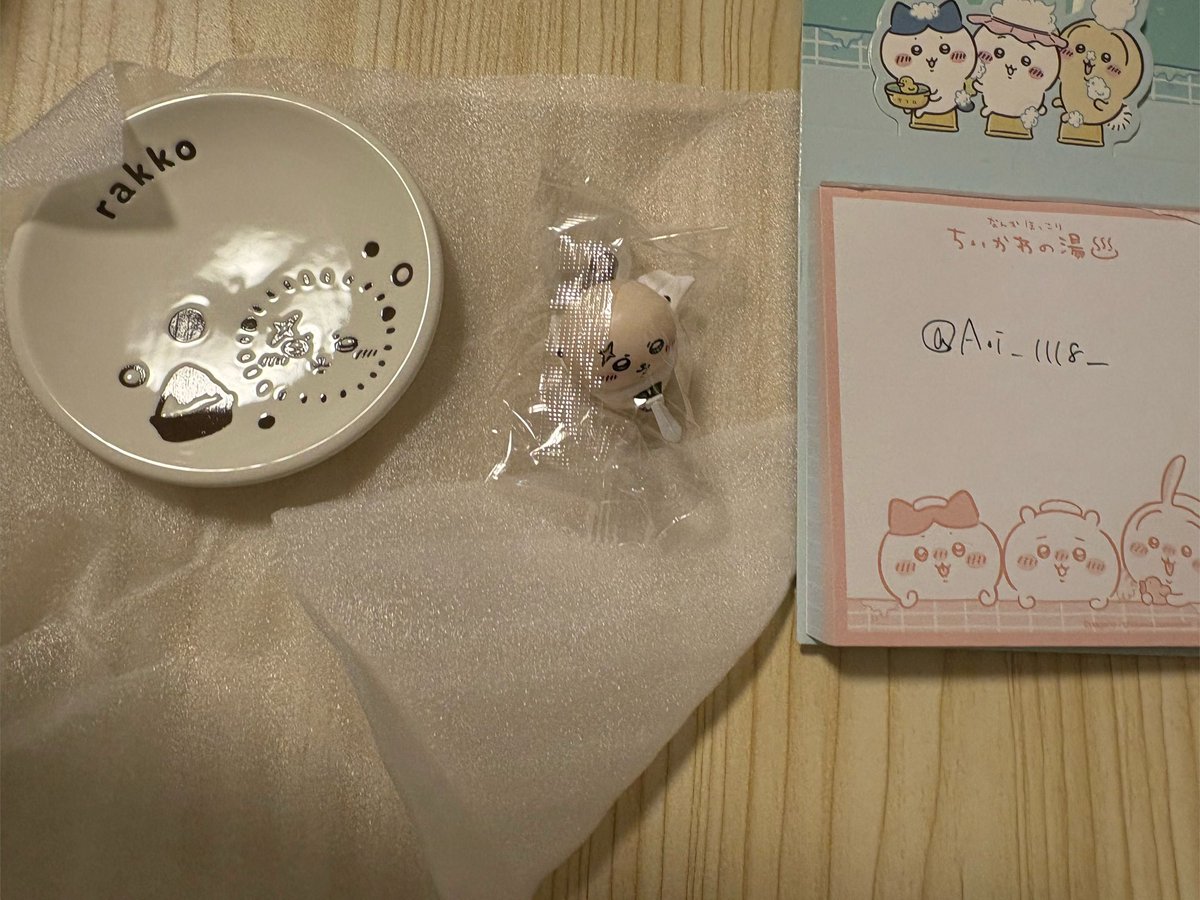 Aoi_1118_'s tweet photo. @spring_smell43 夜分遅くに大変申し訳ありません。
ID付き画像と、特典の画像を合わせて添付いたします。
特典の汚れが分かりやすく(当方)2:1でのお声かけをさせて頂きましたが、もし豆皿がバラでお取引可能であれば豆皿シーサーとの2:2の交換希望です。お好きな比率で構いません。
ご検討いただけますと幸いです。 https://t.co/a4QsJ7eIVz