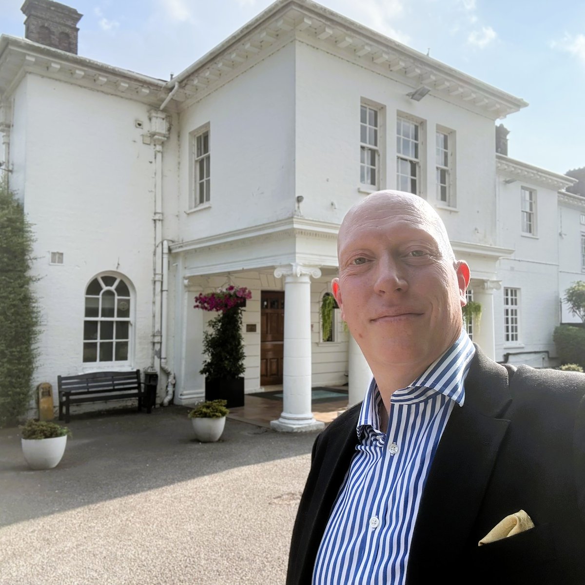 RobBone's tweet photo. Weather turned out nice for Lauren and Tom's wedding at @MiltonHillhotel near to Abingdon, Oxfordshire.

#RobertBone #CloseUpMagic #CloseUpMagician #MindReader #WeddingMagic #WeddingEntertainment #WeddingMagician #WeddingEntertainer #WeddingWednesday https://t.co/9FiReoFcVA