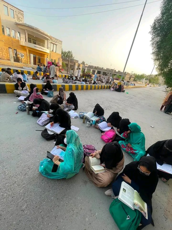 StudentsofKzdr's tweet photo. ڈیجیٹل لائبریری کی جزوی یا مستقل بندش کے خلاف طلبہ نے ڈیجیٹل لائبریری کے سامنے پُرامن احتجاج شروع کر دیا ہے۔
#SaveDigitalLibraryKhuzdar
#KeepDigitalLibraryOpen
#standwithdigitallibrarykhuzdar https://t.co/uyjZrMqPxo