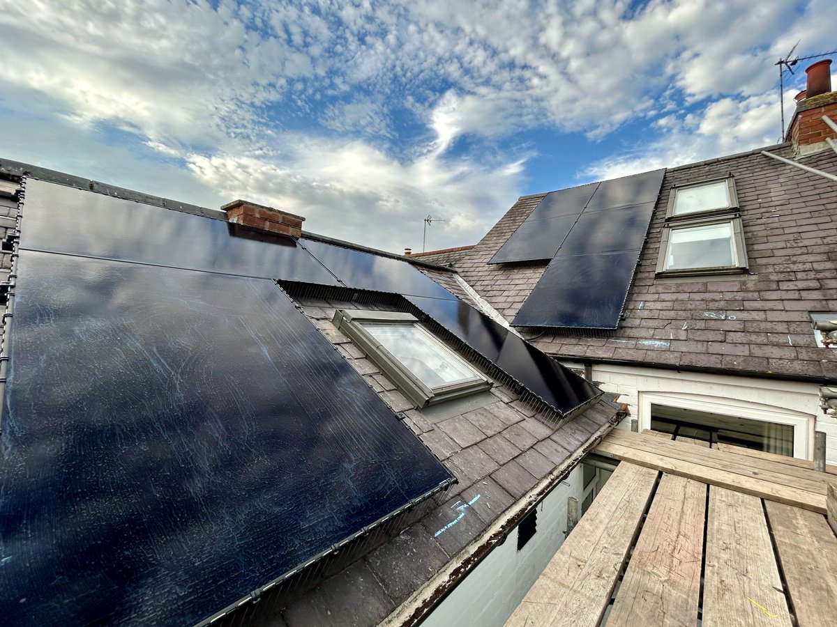 TeslaJigsaw's tweet photo. Happy days 😎☀️🔋

Just working on a video about this whole instillation, but after decades of dreaming we’ve finally taken the plunge with solar and Tesla Powerwall (and gateway!) 

Day 1 and we’ve ran out of things to charge! 100% in battery and car! https://t.co/Ye11ivRjmZ