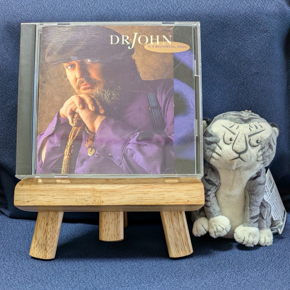 whi0723's tweet photo. 《Now On Play🎶》

『イン・ア・センチメンタル・ムード/Ｄｒ.ジョン』(1989)

トミー・リピューマをプロデューサーに迎え、ハーヴィ・メイソン、マーカス・ミラー、ヒュー・マクラッケンなど、ジャズ/フュージョン界のセッションマンをバックに

ホライゾン時代の路線を更に突き詰めた感じ

#Dr.John https://t.co/j9gmlGqbW9