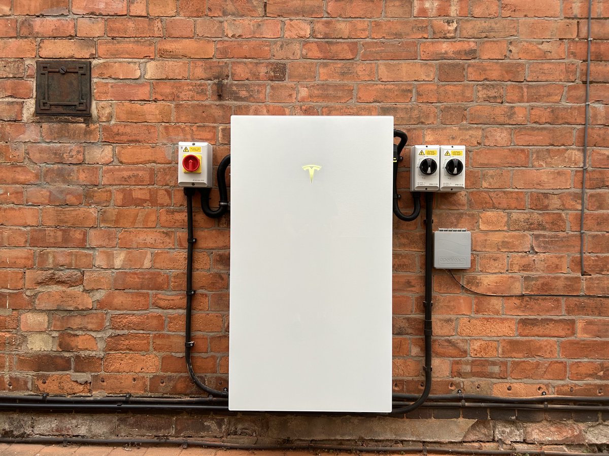 TeslaJigsaw's tweet photo. Happy days 😎☀️🔋

Just working on a video about this whole instillation, but after decades of dreaming we’ve finally taken the plunge with solar and Tesla Powerwall (and gateway!) 

Day 1 and we’ve ran out of things to charge! 100% in battery and car! https://t.co/Ye11ivRjmZ