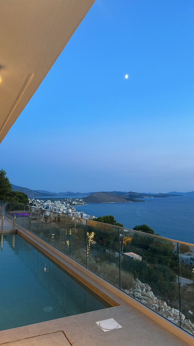PromiseLaursen's tweet photo. July dump 🌴🐚🍸 https://t.co/FKdLjAe9za