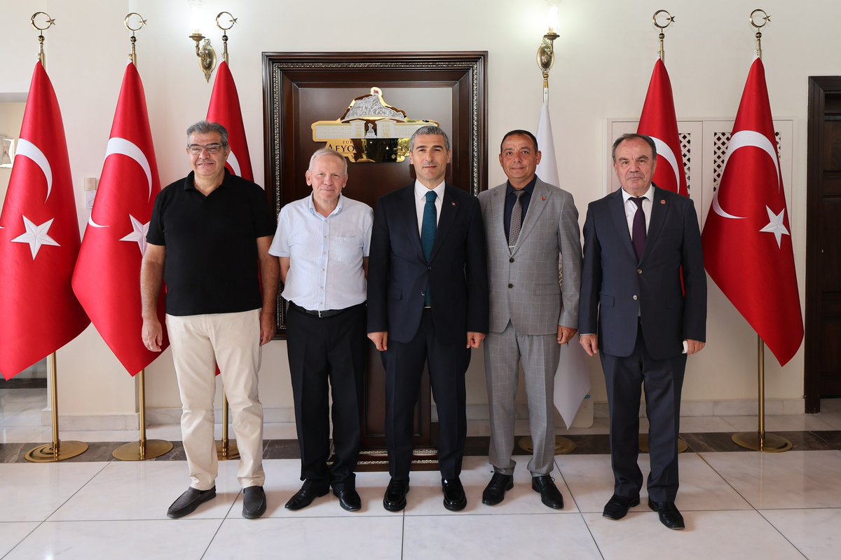 AfyonValiligi's tweet photo. Valimiz Dr. Naci Aktaş’a ziyarette bulunan;

🔸Türkiye Emekli Astsubaylar Derneği Afyonkarahisar Şube Başkanı Ahmet Çakır,
🔸TCDD Emeklileri Sosyal Yardım Derneği Afyonkarahisar Şube Başkanı Yusuf Demirkale,
🔸Afyonkarahisar Yazarlar ve Şairler Derneği (AFYAŞAD) Başkanı Muharrem Günay,
🔸Afyonkarahisar Sahaflar, Kitapçılar ve Yayıncılar Derneği Başkanı Salih Naycı,
🔸Afyonkarahisar Yöresel Mutfak, Gastronomi, Kültür ve Turizm Derneği Başkanı Ayşe Safkurşun

Ve beraberindeki dernek temsilcilerine nazik ziyaretleri için teşekkür ederiz.