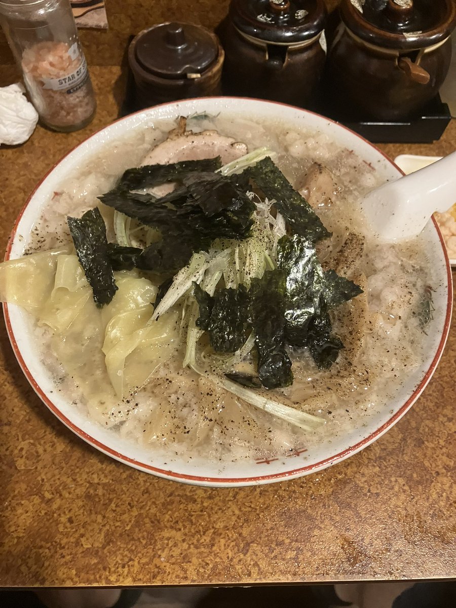 x9Xt0dSORHTUNEf's tweet photo. 麺の蔵 かめだ屋＠羽村

『背脂塩拉麺』¥1350（2周年企画300円引き🙇🏻）＋大盛300g・ライス・カレー
塩味やスパイスと大ぶりな背脂浮かぶ甘みもあるスープが塩梅良く美味しい😋
平打ちのツルモチ麺も啜り心地良く👌
肉厚焼豚もとろっとろ👍
🈂️ライスで背脂辛ニラTKG❗️
更にカレーで〜‼️
ご馳走様〜🙏😉 https://t.co/IKk6rRbVCp