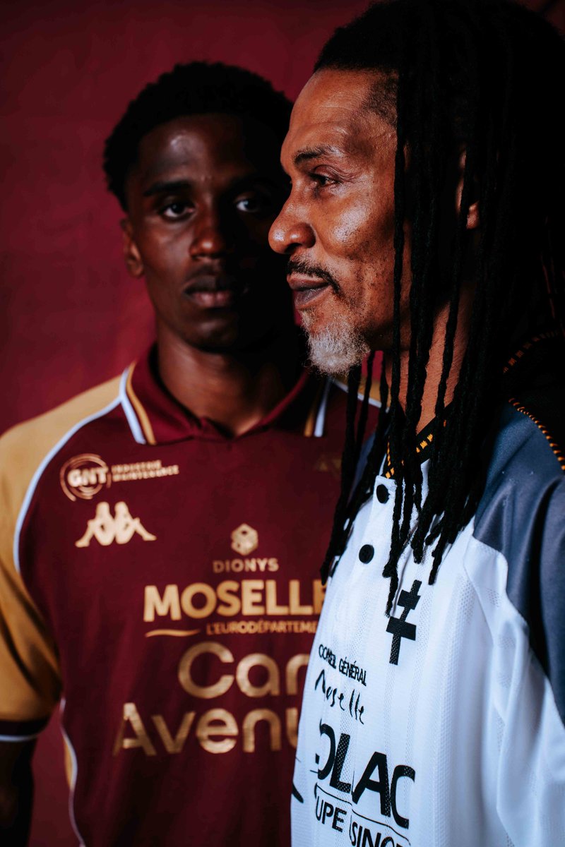 FCMetz's tweet photo. Cela méritait bien une séance photo entre père &amp; fils 🤩🇨🇲 https://t.co/qrMsxLyP8T