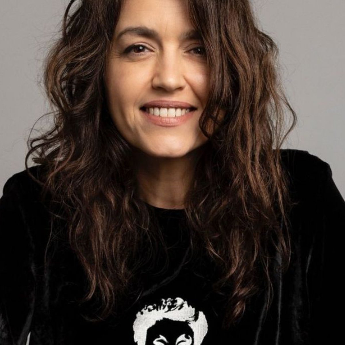 updatecultura's tweet photo. Manuela Dias fala o porquê NÃO MATOU Odete Roitman:

“Por que eu não matei a Odete? Porque a elite não morre. A elite e o poder instituído eles mudam pra continuar igual. É como o capitalismo. Para mim, fez todo o sentido que a Odete ficasse viva [...] Eu quis oferecer para o público todo o cardápio das possibilidades, mas a elite não morre.”