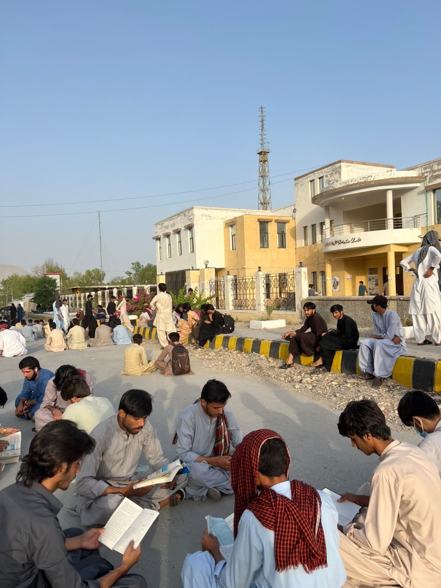 StudentsofKzdr's tweet photo. ڈیجیٹل لائبریری کی جزوی یا مستقل بندش کے خلاف طلبہ نے ڈیجیٹل لائبریری کے سامنے پُرامن احتجاج شروع کر دیا ہے۔
#SaveDigitalLibraryKhuzdar
#KeepDigitalLibraryOpen
#standwithdigitallibrarykhuzdar https://t.co/uyjZrMqPxo