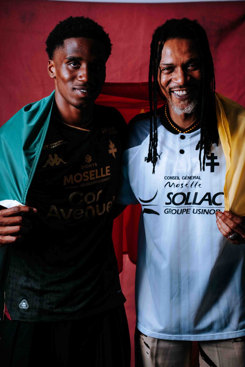 FCMetz's tweet photo. Cela méritait bien une séance photo entre père &amp; fils 🤩🇨🇲 https://t.co/qrMsxLyP8T